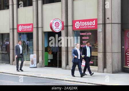 Londres, Royaume-Uni - 9 JUILLET 2016 : les gens marchent par Le Restaurant de salades Lancé à Londres, au Royaume-Uni. Tosed marque a 26 restaurants au Royaume-Uni. Banque D'Images