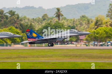 RAC MIG-29 N Fulcrum de l'équipe d'exposition Smokey Bandits de la Royal Malaysia Air Force (CGRR), qui se présente à LIMA 2013 sur l'île Langkawi, en Malaisie. Banque D'Images