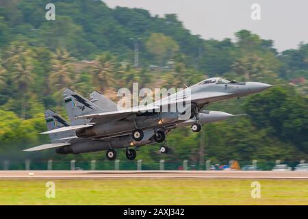 RAC MIG-29 N Fulcrum de l'équipe d'exposition Smokey Bandits de la Royal Malaysia Air Force (CGRR), qui se présente à LIMA 2013 sur l'île Langkawi, en Malaisie. Banque D'Images