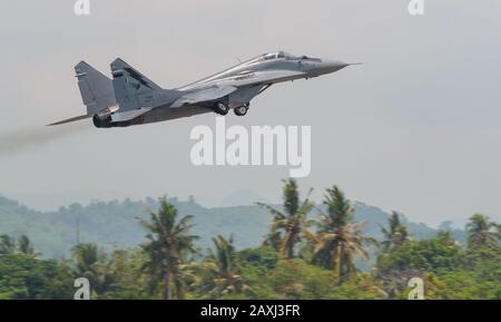 RAC MIG-29 N Fulcrum de l'équipe d'exposition Smokey Bandits de la Royal Malaysia Air Force (CGRR), qui se présente à LIMA 2013 sur l'île Langkawi, en Malaisie. Banque D'Images