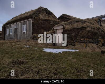 Maisons traditionnelles construites avec des pierres et de la tourbe en Islande Banque D'Images