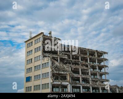 Travaux de démolition d'un immeuble de bureaux à plusieurs étages Banque D'Images