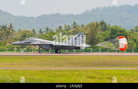 RAC MIG-29 N Fulcrum de l'équipe d'exposition Smokey Bandits de la Royal Malaysia Air Force (CGRR), qui se présente à LIMA 2013 sur l'île Langkawi, en Malaisie. Banque D'Images