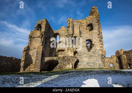 Les ruines du château d'Auchindoun, une tour de 15ième centenaire en L près de Dufftown en Écosse, au Royaume-Uni. Photo dans la neige en hiver. Banque D'Images