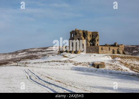 Les ruines du château d'Auchindoun, une tour de 15ième centenaire en L près de Dufftown en Écosse, au Royaume-Uni. Photo dans la neige en hiver. Banque D'Images