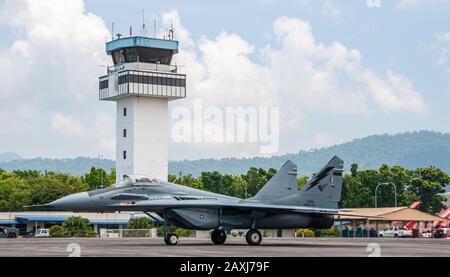 RAC MIG-29 N Fulcrum de l'équipe d'exposition Smokey Bandits de la Royal Malaysia Air Force (CGRR), qui se présente à LIMA 2013 sur l'île Langkawi, en Malaisie. Banque D'Images