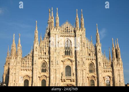 Cathédrale De Milan, Italie. Façade d'église en marbre de style gothique. Coucher de soleil. Banque D'Images