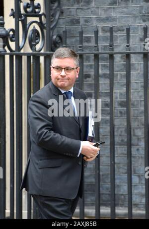 Robert Buckland QC député (Lord Chancellor and Secretary of State for Justice) quitte une réunion du cabinet à Downing Street, février 2020. Banque D'Images