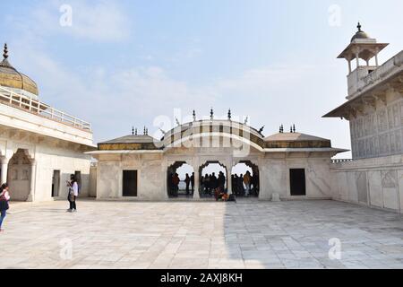 Agra, Uttar Pradesh, Inde, janvier 2020, Architecture des cours et des jardins à l'intérieur du complexe du fort Agra Banque D'Images