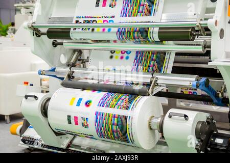 Presse offset grand format ou magasin utilisant un long rouleau de papier dans la ligne de production de la machine à imprimante industrielle. Banque D'Images