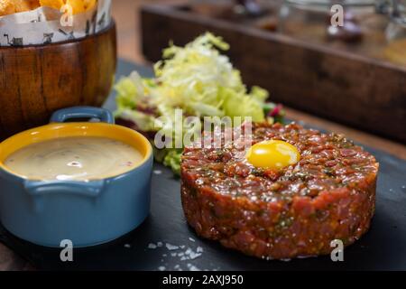 Plat de tartare de boeuf français avec fond rustique Banque D'Images