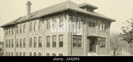 Numéro de catalogue cinquante-deux. . Il BElilXXING comme huiiljle assez. Un petit cadre d'un étage construit à l'arrière d'un lot dans une partie résidentielle tranquille de la ville. Un endroit confortable et idéal pour travailler, avec plein de fenêtres sur le côté sud, un bon endroit pour potter à des heures impaires, les après-midi du samedi, les demi-vacances et les soirées pluvieux, passer le temps à la fashioning du métal ou du bois, divers articles utiles de conception inhabituelle. C'était il y a trois ans, quand deux ou trois d'entre nous ont passé des manyHappy jours à travailler sur diverses idées qui sont venues à l'esprit, travaillant pour le plaisir que pour le pro Banque D'Images
