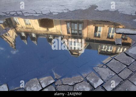 Pologne - Bydgoszcz, ville de la région de Kuyavia (Kujawy). Les tenements de la vieille ville se reflétant dans une flaque après la pluie. Banque D'Images