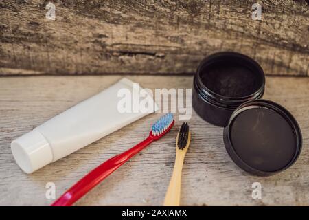 Brosse en plastique et dentifrice activés pour le brossage et le blanchiment des dents. Brosse écologique en bambou Banque D'Images