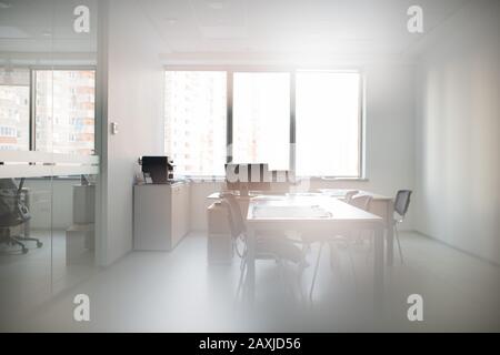 Intérieur moderne du bureau pour les petites réunions de conférence avec table et ordinateur de bureau Banque D'Images