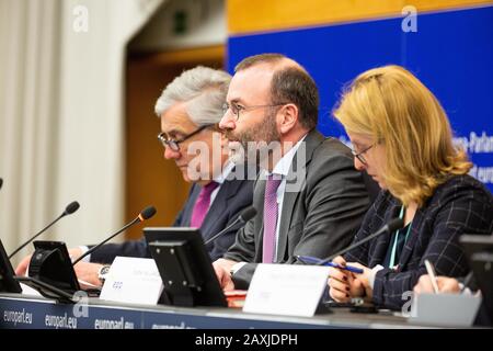 12 février 2020, France, Straßburg: Antonio Tajani (l-r, Forza Italia), membre du Parlement européen, Manfred Weber (CSU), chef du groupe PPE, et Esther de Lange (Christen Democratisch Appèl), vice-président du groupe PPE, siégeant dans le bâtiment du Parlement européen lors d'une conférence de presse du PPE. Le PPE appelle à une solution européenne de lutte contre le virus Corona originaire de Chine, qui a jusqu'à présent coûté la vie à de nombreuses personnes dans le monde. Photo: Philipp von Ditfurth/dpa Banque D'Images