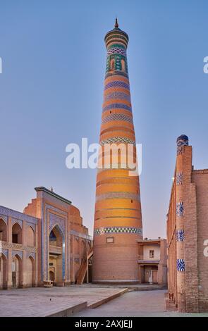 Islam Khodja Ou Islam Khoja Minaret Et Madrassah, Itchan-Kala, Khiva, Ouzbékistan, Asie Centrale Banque D'Images