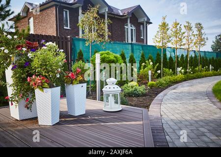 Vases avec fleurs dans le jardin. Design de paysage Banque D'Images