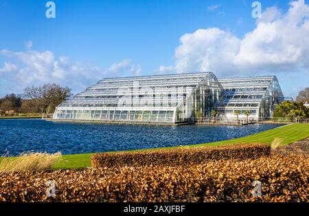 Vue sur l'extérieur de la Glasshouse à RHS Gardens, Wisley, Surrey, sud-est de l'Angleterre, lors d'une journée d'hiver ensoleillée avec ciel bleu Banque D'Images