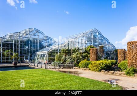 Vue sur l'extérieur de la Glasshouse à RHS Gardens, Wisley, Surrey, sud-est de l'Angleterre, lors d'une journée d'hiver ensoleillée avec ciel bleu Banque D'Images