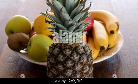 Assiette de fruits mûrs Banque D'Images