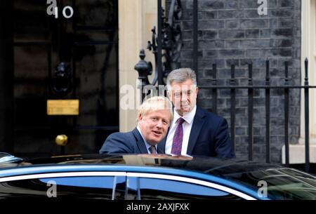 Le Premier ministre britannique Boris Johnson, député, quitte une réunion du cabinet à Downing Street, en février 2020. Banque D'Images