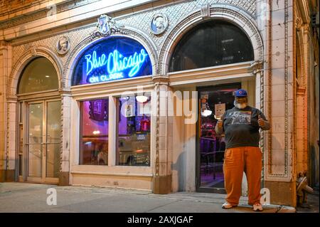 Chicago par bleu nuit sur North Clarke Street dans le centre-ville de Chicago. Ce célèbre club de blues a ouvert ses portes en 1985. Banque D'Images