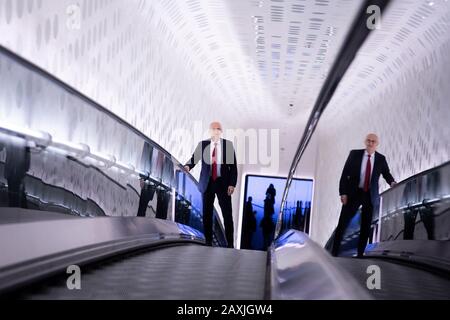 Hambourg, Allemagne. 12 février 2020. Peter Tschentscher (SPD), Premier maire de Hambourg et candidat principal à l'élection au parlement de Hambourg, conduit l'escalator à une élection télévisée duel dans un foyer de l'Elbphilonie. Le 23 février, des élections auront lieu à Hambourg. Crédit: Christian Charisius/Dpa/Alay Live News Banque D'Images