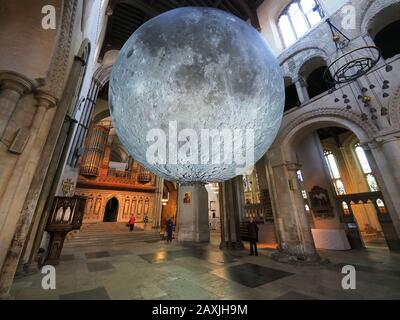 Rochester, Kent, Royaume-Uni. 12 février 2020. L'œuvre d'art du Musée de la Lune de Luke Jerram est une réplique sphérique de la Lune d'un diamètre de 7 mètres, elle a été installée dans la cathédrale de Rochester pour attirer les visiteurs du 12 février au 4 mars. La cathédrale de Rochester a déjà suscité quelques controverses l'été dernier lorsqu'elle a installé un terrain de golf fou à l'intérieur de la cathédrale. La cathédrale de Rochester est la deuxième plus ancienne cathédrale d'Angleterre, fondée en 604. Crédit: James Bell/Alay Live News Banque D'Images