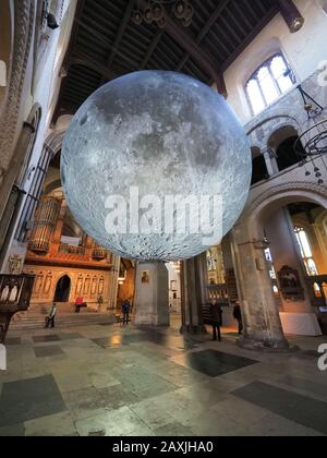 Rochester, Kent, Royaume-Uni. 12 février 2020. L'œuvre d'art du Musée de la Lune de Luke Jerram est une réplique sphérique de la Lune d'un diamètre de 7 mètres, elle a été installée dans la cathédrale de Rochester pour attirer les visiteurs du 12 février au 4 mars. La cathédrale de Rochester a déjà suscité quelques controverses l'été dernier lorsqu'elle a installé un terrain de golf fou à l'intérieur de la cathédrale. La cathédrale de Rochester est la deuxième plus ancienne cathédrale d'Angleterre, fondée en 604. Crédit: James Bell/Alay Live News Banque D'Images