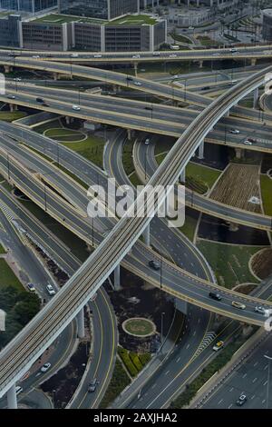 Dubai Cityscape et vue imprenable sur les routes de jonction d'en haut. Dubaï, Émirats arabes Unis. Banque D'Images