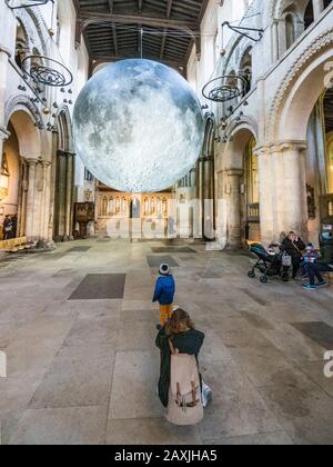 Rochester, Kent, Royaume-Uni. 12 février 2020. L'œuvre d'art du Musée de la Lune de Luke Jerram est une réplique sphérique de la Lune d'un diamètre de 7 mètres, elle a été installée dans la cathédrale de Rochester pour attirer les visiteurs du 12 février au 4 mars. La cathédrale de Rochester a déjà suscité quelques controverses l'été dernier lorsqu'elle a installé un terrain de golf fou à l'intérieur de la cathédrale. La cathédrale de Rochester est la deuxième plus ancienne cathédrale d'Angleterre, fondée en 604. Crédit: James Bell/Alay Live News Banque D'Images