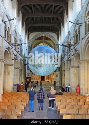 Rochester, Kent, Royaume-Uni. 12 février 2020. L'œuvre d'art du Musée de la Lune de Luke Jerram est une réplique sphérique de la Lune d'un diamètre de 7 mètres, elle a été installée dans la cathédrale de Rochester pour attirer les visiteurs du 12 février au 4 mars. La cathédrale de Rochester a déjà suscité quelques controverses l'été dernier lorsqu'elle a installé un terrain de golf fou à l'intérieur de la cathédrale. La cathédrale de Rochester est la deuxième plus ancienne cathédrale d'Angleterre, fondée en 604. Crédit: James Bell/Alay Live News Banque D'Images