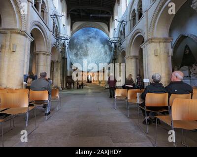 Rochester, Kent, Royaume-Uni. 12 février 2020. L'œuvre d'art du Musée de la Lune de Luke Jerram est une réplique sphérique de la Lune d'un diamètre de 7 mètres, elle a été installée dans la cathédrale de Rochester pour attirer les visiteurs du 12 février au 4 mars. La cathédrale de Rochester a déjà suscité quelques controverses l'été dernier lorsqu'elle a installé un terrain de golf fou à l'intérieur de la cathédrale. La cathédrale de Rochester est la deuxième plus ancienne cathédrale d'Angleterre, fondée en 604. Crédit: James Bell/Alay Live News Banque D'Images