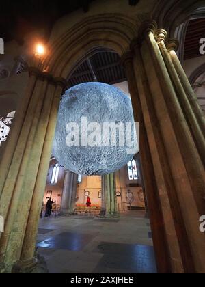 Rochester, Kent, Royaume-Uni. 12 février 2020. L'œuvre d'art du Musée de la Lune de Luke Jerram est une réplique sphérique de la Lune d'un diamètre de 7 mètres, elle a été installée dans la cathédrale de Rochester pour attirer les visiteurs du 12 février au 4 mars. La cathédrale de Rochester a déjà suscité quelques controverses l'été dernier lorsqu'elle a installé un terrain de golf fou à l'intérieur de la cathédrale. La cathédrale de Rochester est la deuxième plus ancienne cathédrale d'Angleterre, fondée en 604. Crédit: James Bell/Alay Live News Banque D'Images