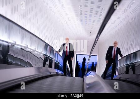 Hambourg, Allemagne. 12 février 2020. Peter Tschentscher (SPD), Premier maire de Hambourg et candidat principal à l'élection au parlement de Hambourg, conduit l'escalator à une élection télévisée duel dans un foyer de l'Elbphilonie. Le 23 février, des élections auront lieu à Hambourg. Crédit: Christian Charisius/Dpa/Alay Live News Banque D'Images
