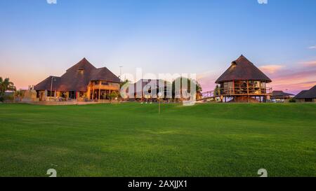 Lever du soleil au-dessus d'une game lodge de luxe près de le désert du Kalahari en Namibie Banque D'Images