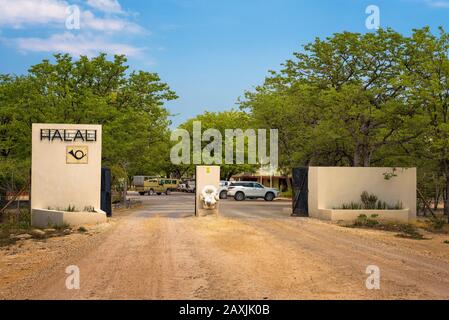 Porte d'entrée de la station de Halali et camping dans le parc national d'Etosha Banque D'Images