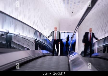 Hambourg, Allemagne. 12 février 2020. Peter Tschentscher (SPD), Premier maire de Hambourg et candidat principal à l'élection au parlement de Hambourg, conduit l'escalator à une élection télévisée duel dans un foyer de l'Elbphilonie. Le 23 février, il y aura des élections au parlement de Hambourg. Crédit: Christian Charisius/Dpa/Alay Live News Banque D'Images