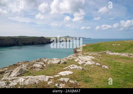 Vue depuis les falaises au-dessus d'Aberiddy, Pembrokeshire, Pays de Galles. Banque D'Images