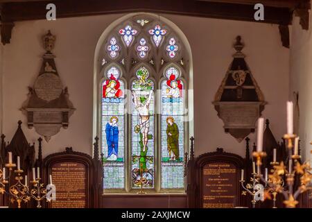 Fenêtre Tin Glass dans l'église St Etheldreda, Guilsborough, Northamptonshire, Angleterre, Royaume-Uni. Banque D'Images