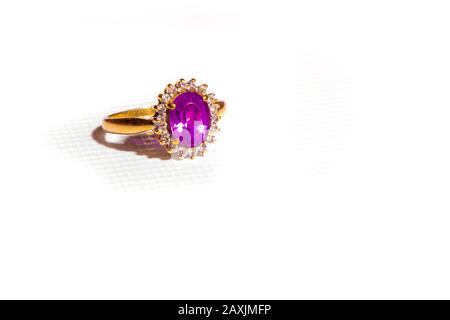 Une bague en or pour dames avec Ruby et Diamonds sur un fond de Whiite. Banque D'Images