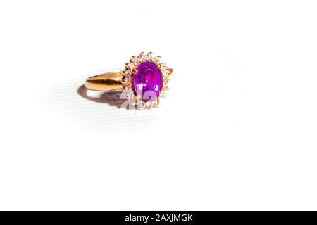 Une bague en or pour dames avec Ruby et Diamonds sur un fond de Whiite. Banque D'Images