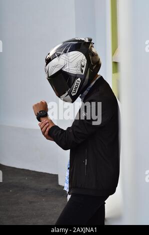 Homme utilisant Helmet vérifier ses montres Banque D'Images