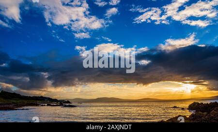 Soirée tranquille sur Belfast Lough à Seahill, County Down, Irlande du Nord Banque D'Images