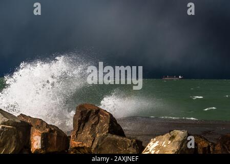 Le lendemain de la tempête Ciara au Royaume-Uni en février 2020. À Luke'S Point, Bangor, County Down, Irlande Du Nord Sur Belfast Lough. Banque D'Images