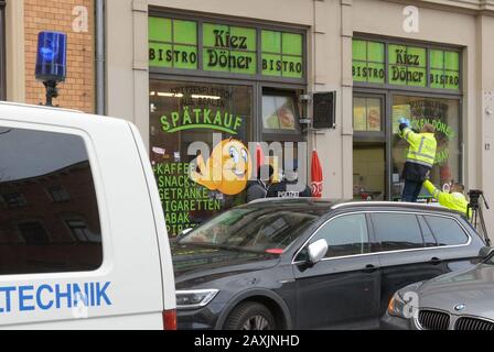 Halle, Allemagne. 12 février 2020. 12 février 2020, Saxe-Anhalt, Halle (Saale): Les forces de police sont en train d'obtenir des preuves dans une fenêtre. Un bon quatre mois après l'attaque terroriste à Halle, un nouveau trou a été découvert dans la fenêtre du snack-bar attaqué. S'il s'agit d'un trou de balle reste encore à clarifier - la police n'a d'abord pas confirmé cette hypothèse le 12.02.2020. Un projectile n'a pas été trouvé, selon un porte-parole. Les techniciens judiciaires ont obtenu des preuves sur place. Photo: Heiko Rebsch/dpa-Zentralbild/dpa crédit: DPA Picture Alliance/Alay Live News Banque D'Images