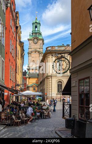 Bars extérieurs sur la rue Gamla Stan près de l'église Saint-Gertrude dans le vieux Stockholm Banque D'Images