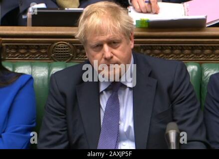 Le premier ministre Boris Johnson écoute le leader travailliste Jeremy Corbyn lors des questions du premier ministre à la Chambre des communes, à Londres. Banque D'Images