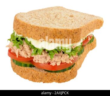 Sandwich au thon et à la salade sur pain tranché brun isolé sur fond blanc Banque D'Images